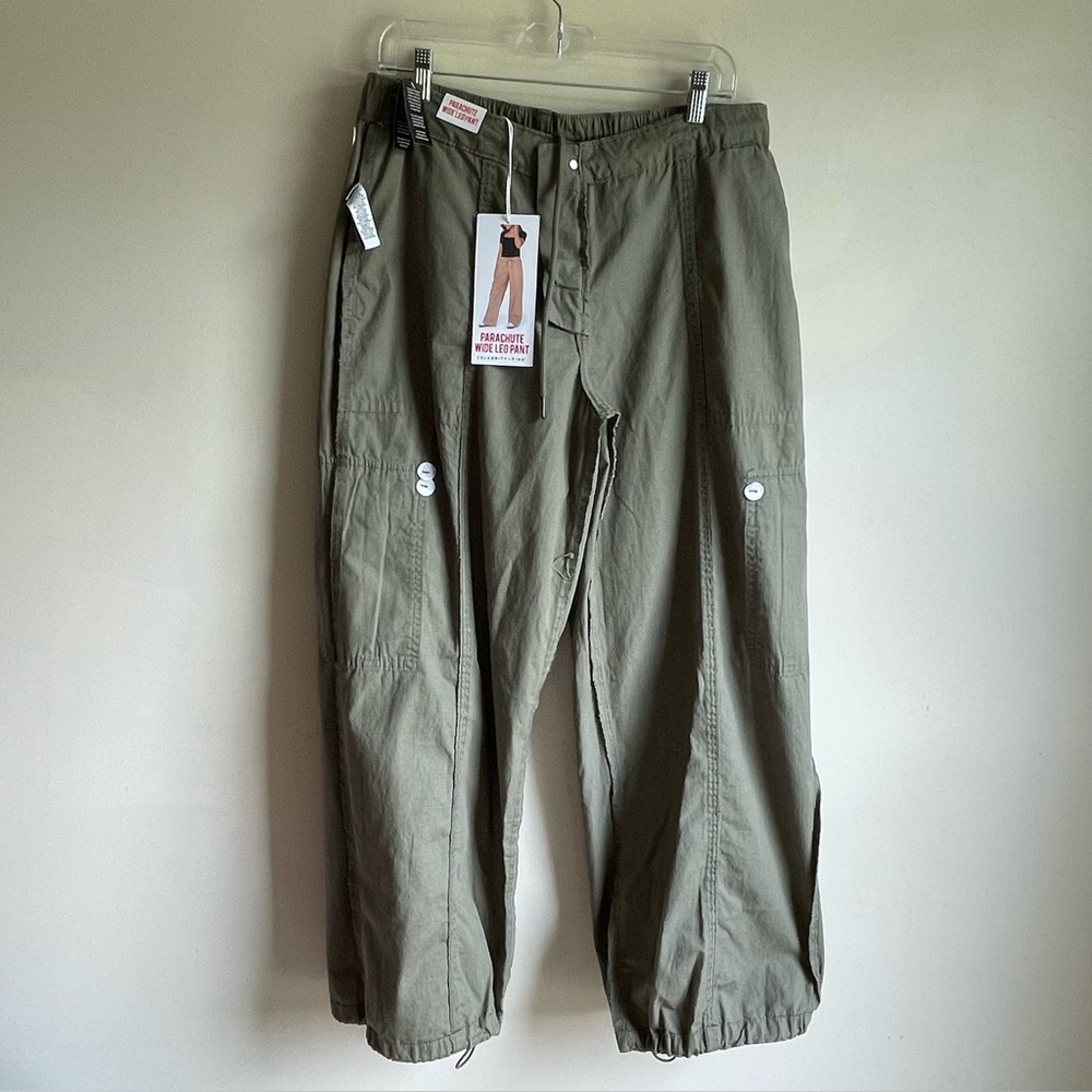 Celebrity Pink Pants
Womens Size L  Parachute Wide Leg Cargo Ripstop
Green NWOT - Picture 9 of 16